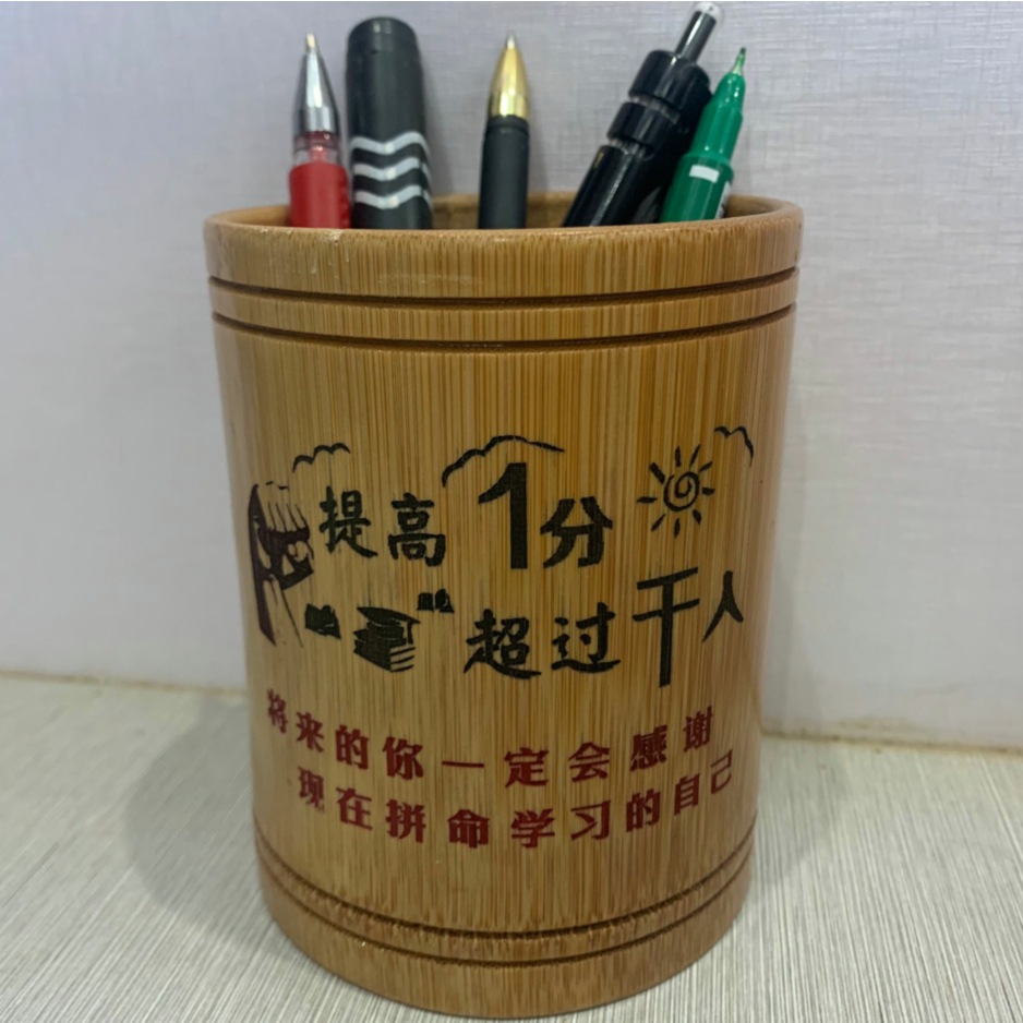 다크 브라운 색상은 한 점을 향상시킵니다.