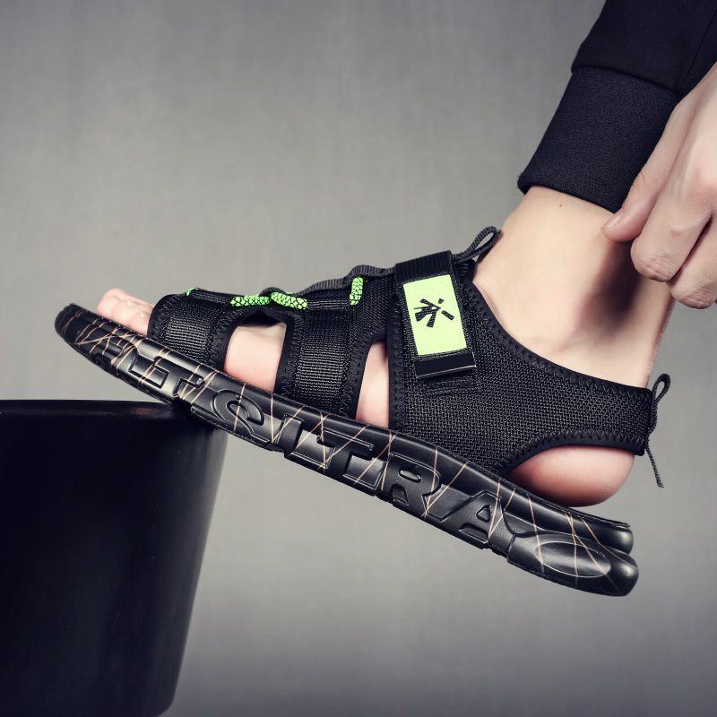 샌들 남자의 여름 야외 착용 2023 새로운 두꺼운 유일한 비치 신발 스포츠 캐주얼 유행 야외 남성 슬리퍼