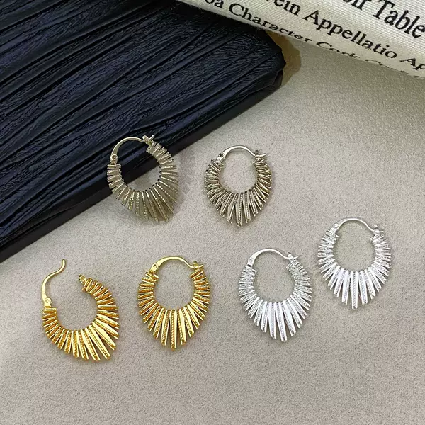 Copper plated with real gold, European and American style, exaggerated lines, heart-shaped ear cuffs, new high-end fashion earrings with a stylish temperament, trendy ear accessories