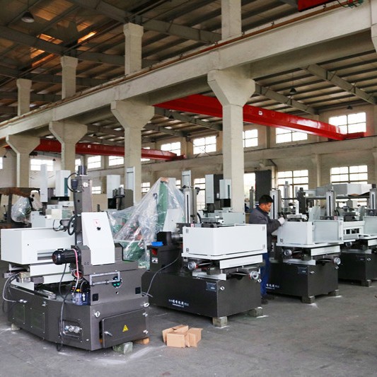 Suministro de máquina herramienta de alimentación de alambre de alta velocidad controlada por computadora amigable con el medio ambiente DK7745