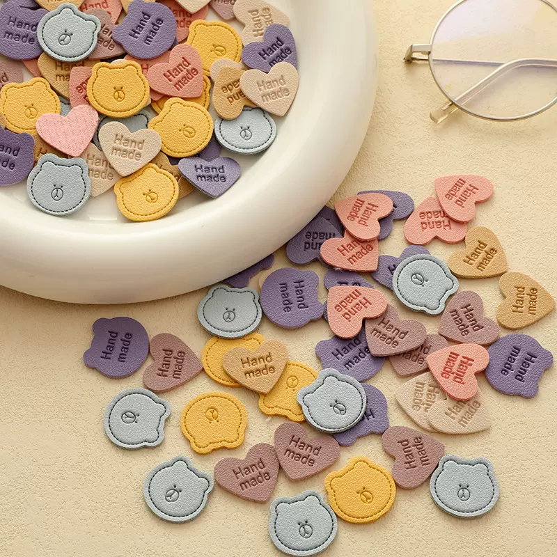 现货通用迷你彩色PU皮革标可爱小熊爱心仿皮压花儿童衣帽商标配饰