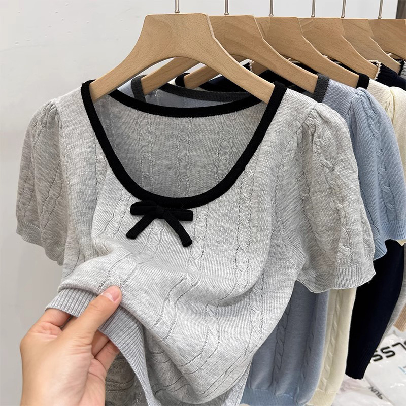 Knitted sweater with bow