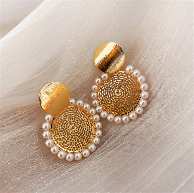 Geometric Round Mesh Pearl Earrings display picture 3