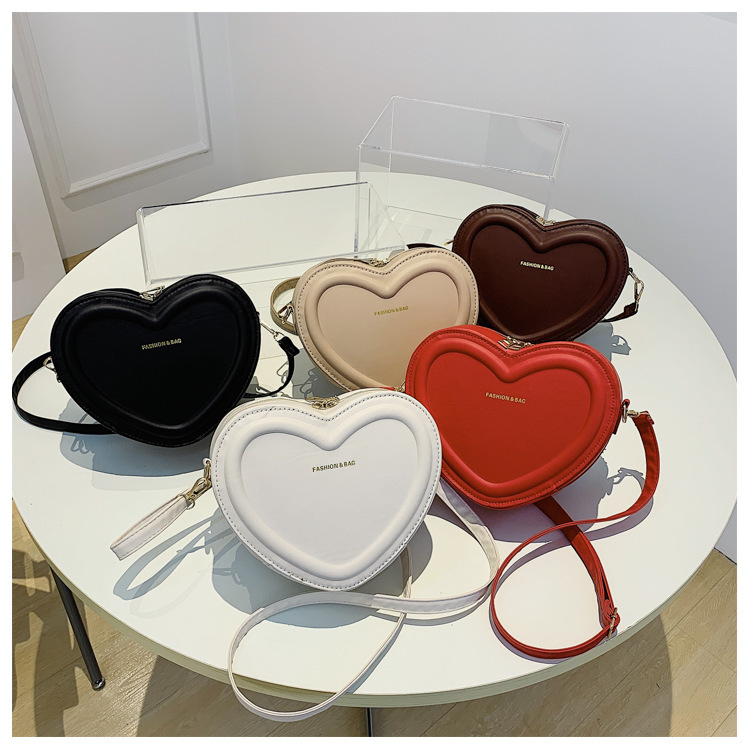 Femmes Toutes Les Saisons Faux Cuir Couleur Unie Vêtement De Rue En Forme De Coeur Fermeture Éclair Sac D'épaule display picture 4