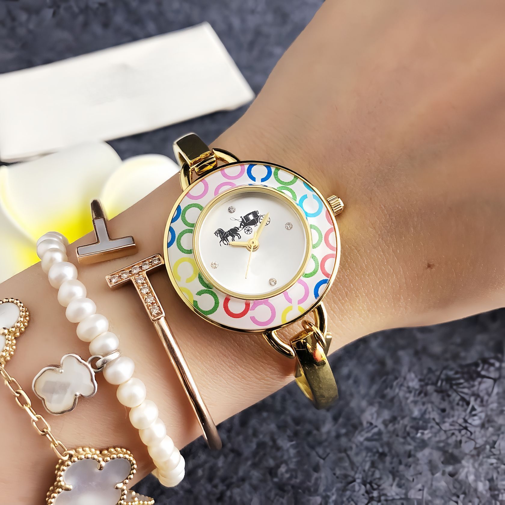 Vintage Bracelet Watch 2025 Women's New Model Manufacturer Wholesale Fashion Small Round Women's Quartz Display Goods