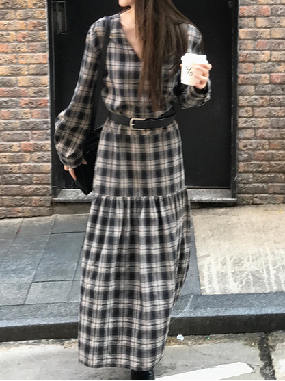 2025年复古抽褶设计感V领格子宽松连衣裙女秋艺术感格纹度假长裙|undefined