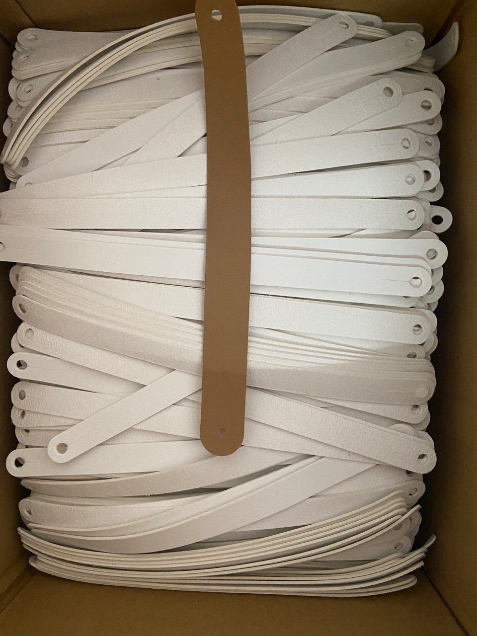 灭蚊灯多色多款双面PU手提带油边皮手挽皮条绳礼盒皮拉手皮厂家