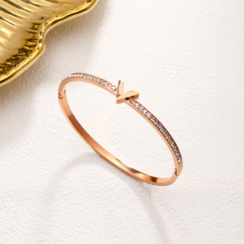 En stock fábrica directa Transfronteriza Popular electrochapado 18K pulsera de acero de titanio femenina personalidad no se desvanece moda nicho moda