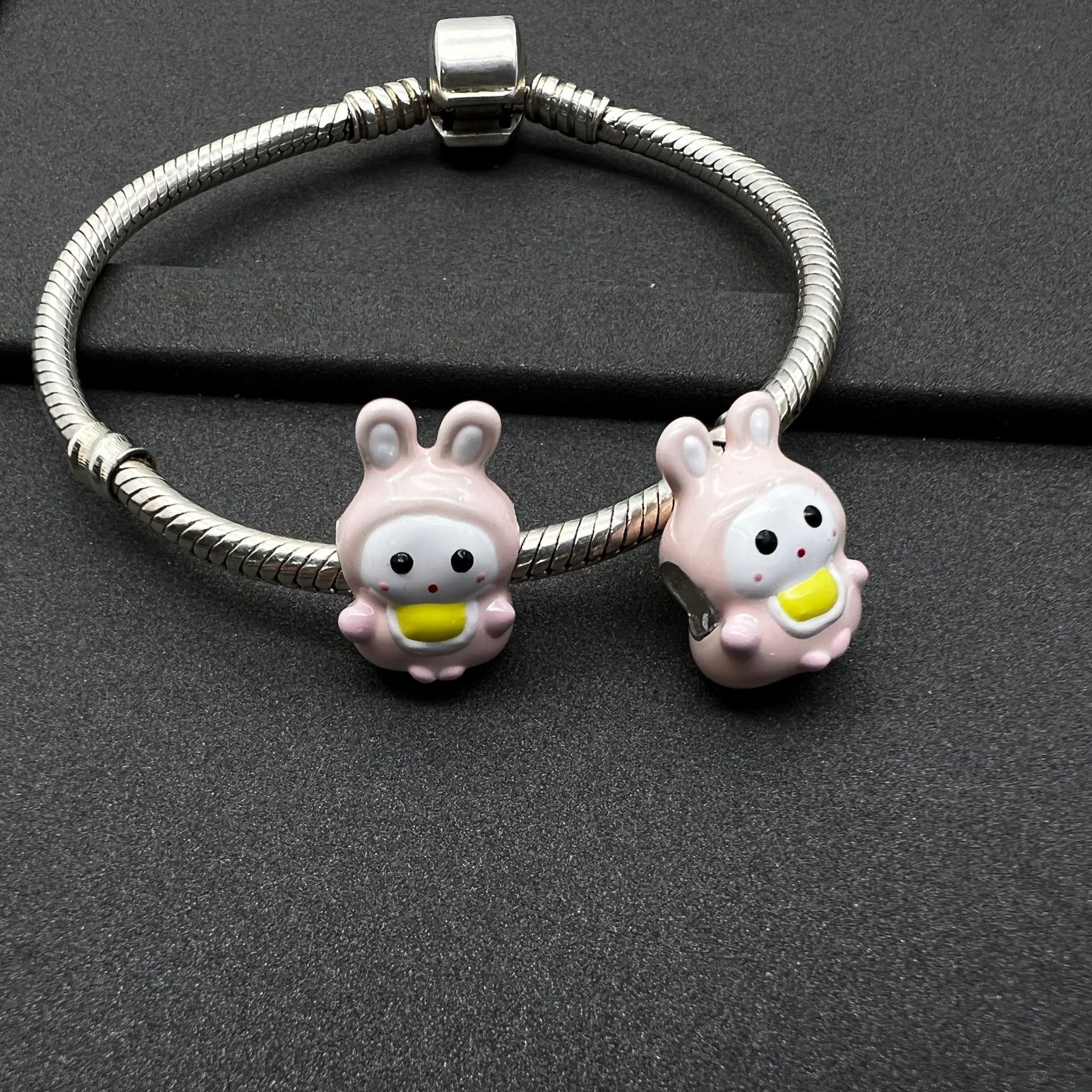 S925 plata esterlina goteo aceite lindo conejito de dibujos animados con cuentas nueva pulsera colgante DIY pulsera accesorios para niñas