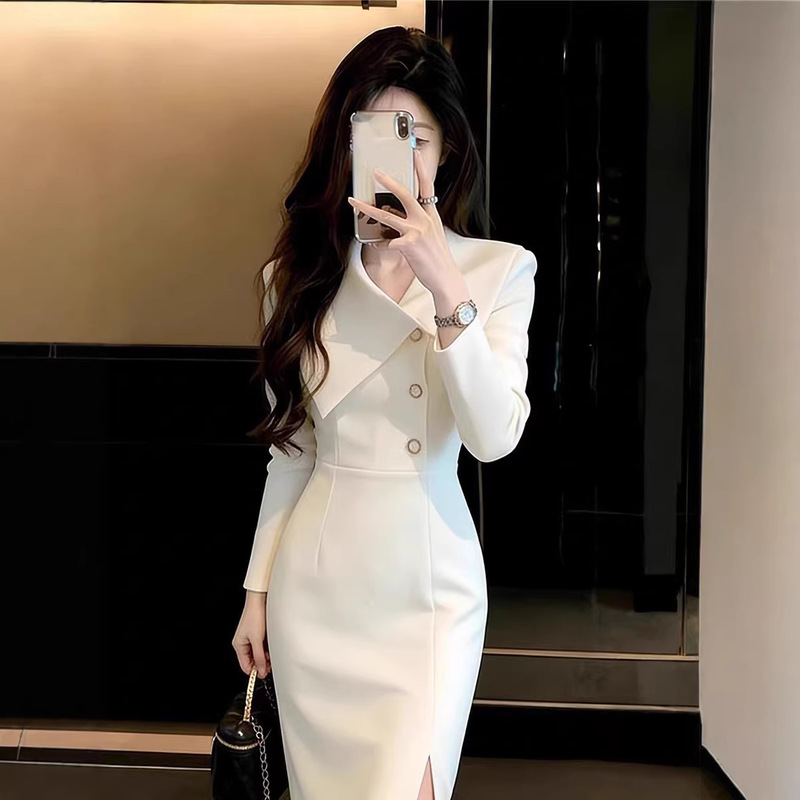 White Bodycon Dress with Diagonal Buttons, Early Spring 2026 New Style, Elegant Design, French-Style Waist-Cinching Long Dress White Bodycon Dress with Diagonal Buttons, Early Spring 2026 New Style, Elegant Design, French-Style Waist-Cinching Long Dress