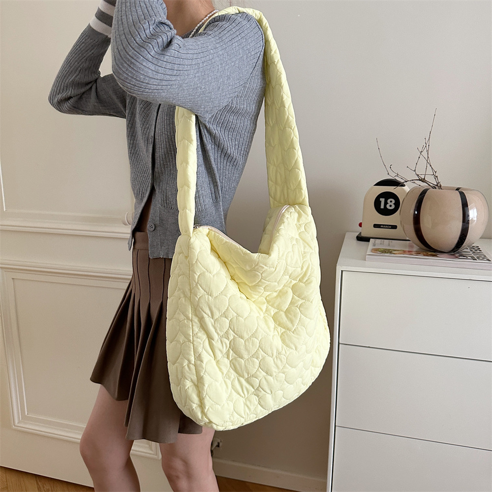 39131 Japanese quilted heart-shaped cotton tote travel bag Crossbody bag for women, large-capacity single-shoulder crossbody canvas bag undefined