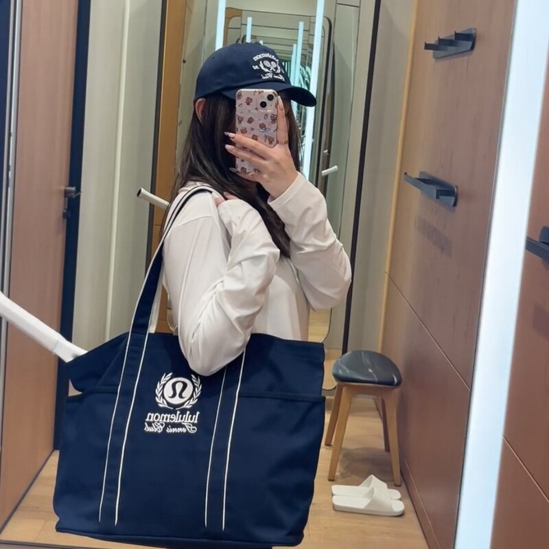 lululemon Daily 20L Multi-Pocket Large Capacity Tennis Shoulder Tote Bag Canvas Bag Tennis Bag Trendy