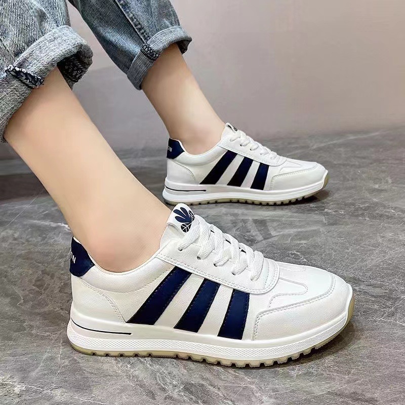 Fashionable lightweight comfortable white sneakers for leisure