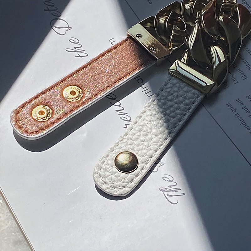 Bracciale in pelle PU tinta unita con personalità europea e americana, tendenza della personalità punk, foto di strada casual e neutra_voghion.com