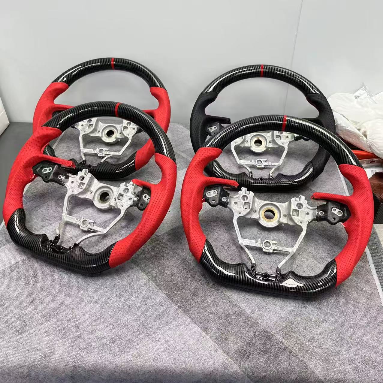 Customized Carbon Fiber Steering Wheel with Water Transfer Printing from the Source Manufacturer, Suitable for Eighth-Generation Toyota Camry Car Steering Wheel Processing