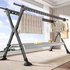 ハンガーが床に落ちた家庭用ベランダは洗濯棒を折って室内に服を掛けて伸縮してハンガーを干して布団を干して卸売りします。