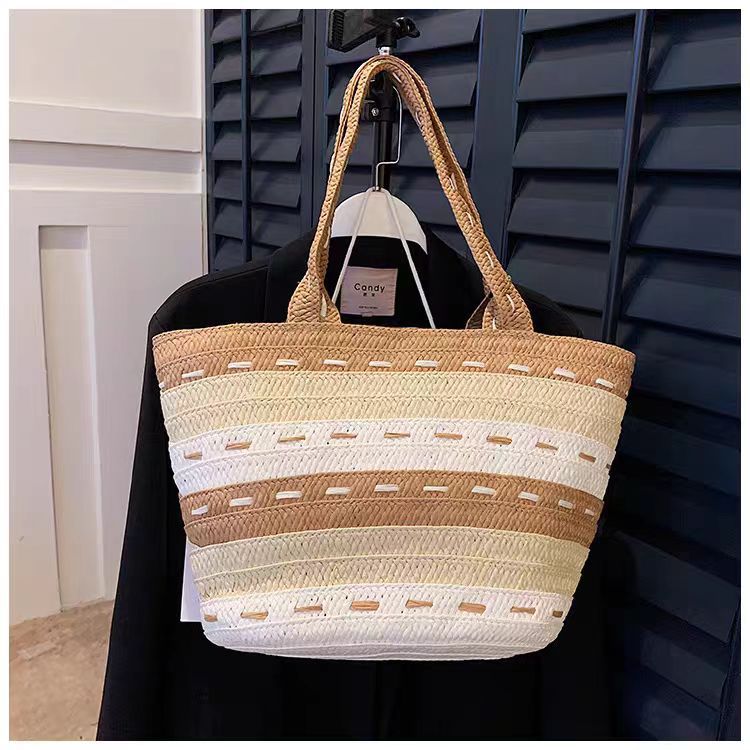 Straw capacious shoulder bag
