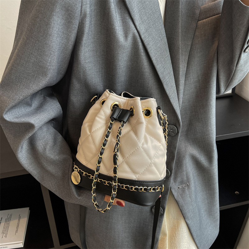 Versión coreana del pequeño bolso de cubo de viento de fragancia 2025 nuevo bolso de cadena de mujer bolso de hombro bordado de rombo bolso de mensajero de color de contraste retro