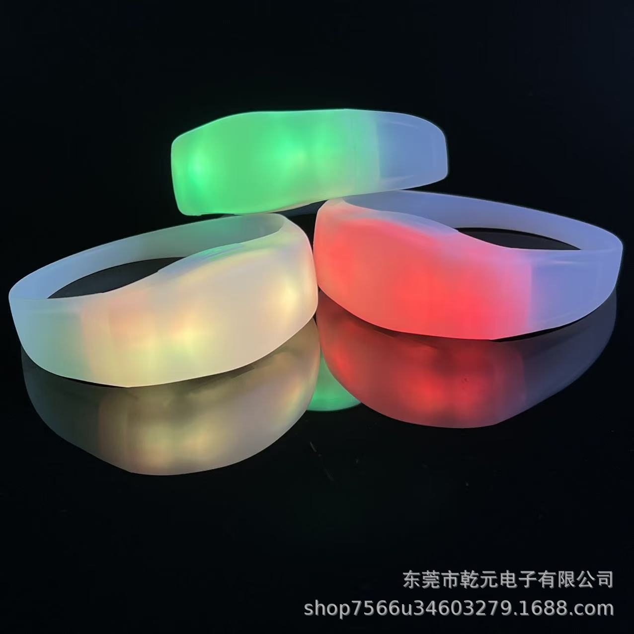 Fuente de fabricación personalizada logotipo de silicona control remoto pulsera luminosa atmósfera de concierto prop led pulsera
