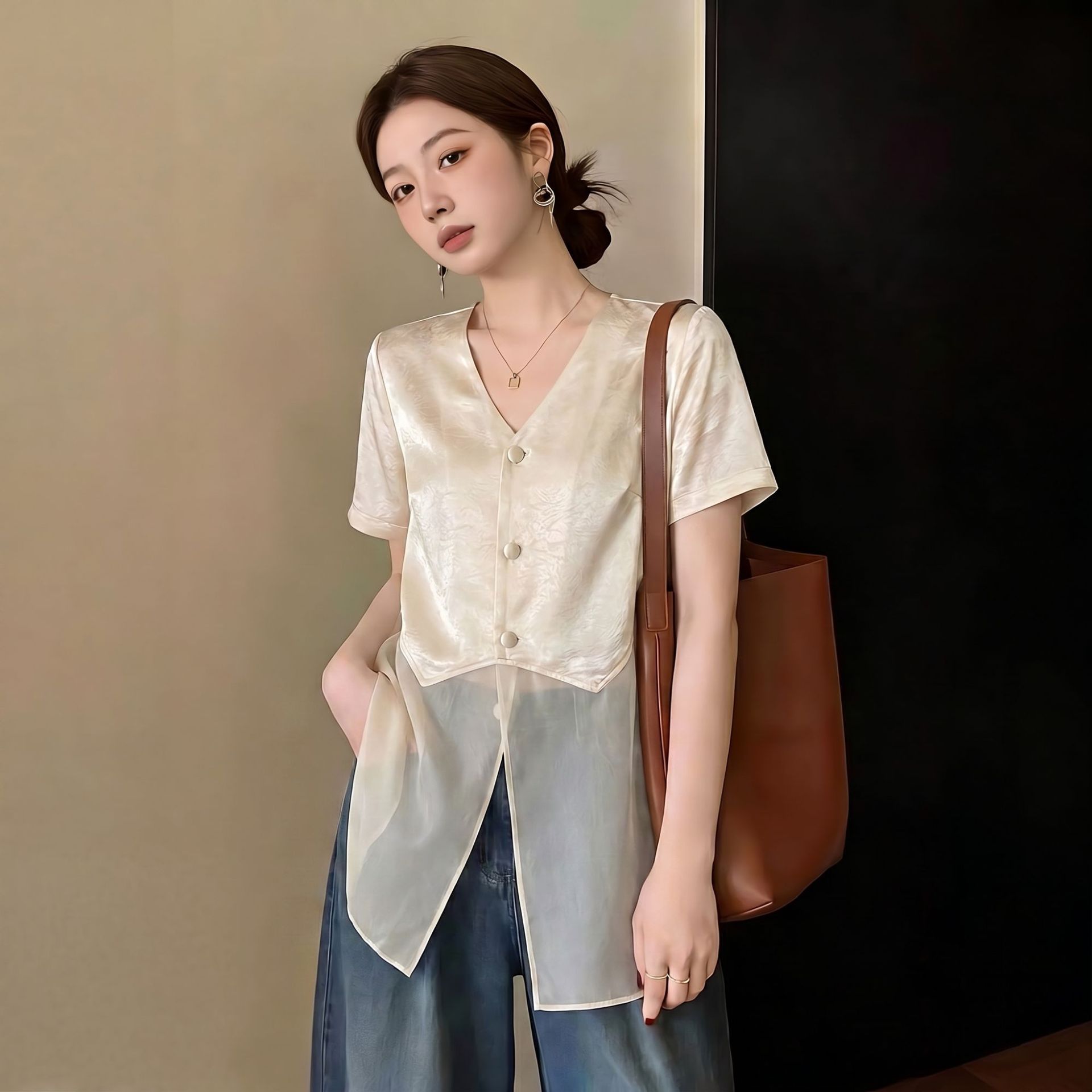 Áo sơ mi nữ cổ V tay ngắn chất liệu satin acetate phối lưới viền gấu — màu đen chi tiết 2