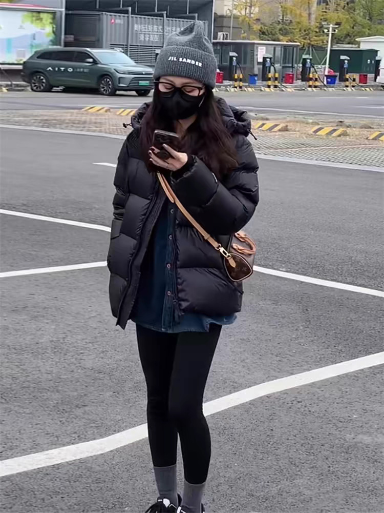 黒のダウンジャケット レディース ショート丈 2025年冬新作 韓国風 ホワイトダックダウン 小柄さん向け フード付き パフジャケット トレンド