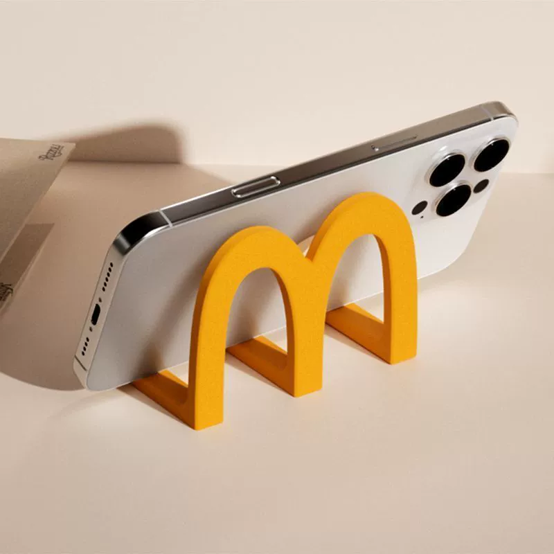 Подставка для мобильного телефона на рабочем столе McDonald's. Небольшое украшение. Творческий офис. Творческий офис. Студент. Игра в драматическое искусство. Занятия.
