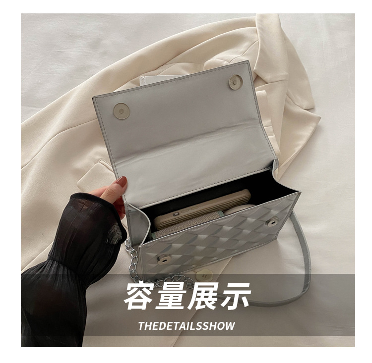The 2024 autumn new embossed diamond-shaped single-shoulder crossbody bag with a chain design is a niche, fashionable, simple and retro small square bag undefined