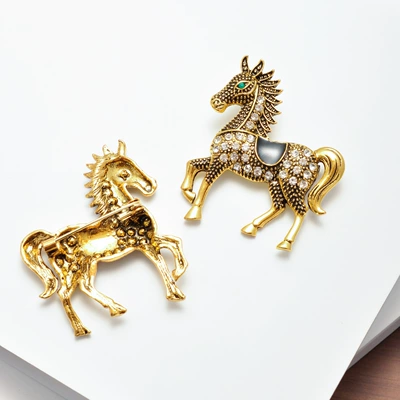 American Retro Diamond-Encrusted War Horse Brooch, Yaxa sancaqları
