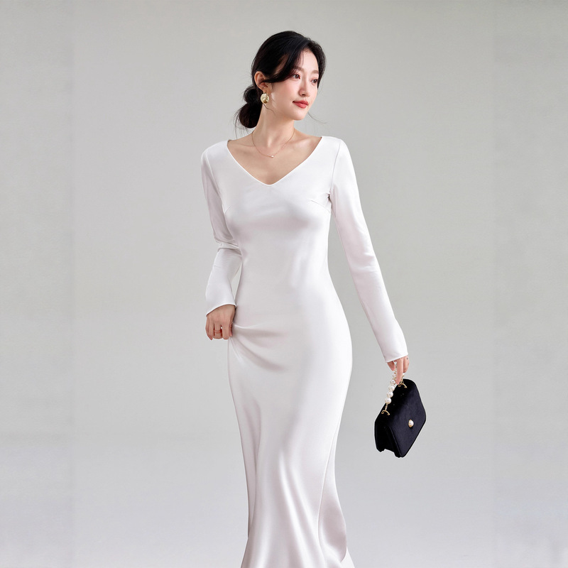 High-End Acetate V-Neck Satin One-Piece Dress with Elegant Bias-Cut Long Skirt and Fishtail Design, Exuding a Sophisticated French Style