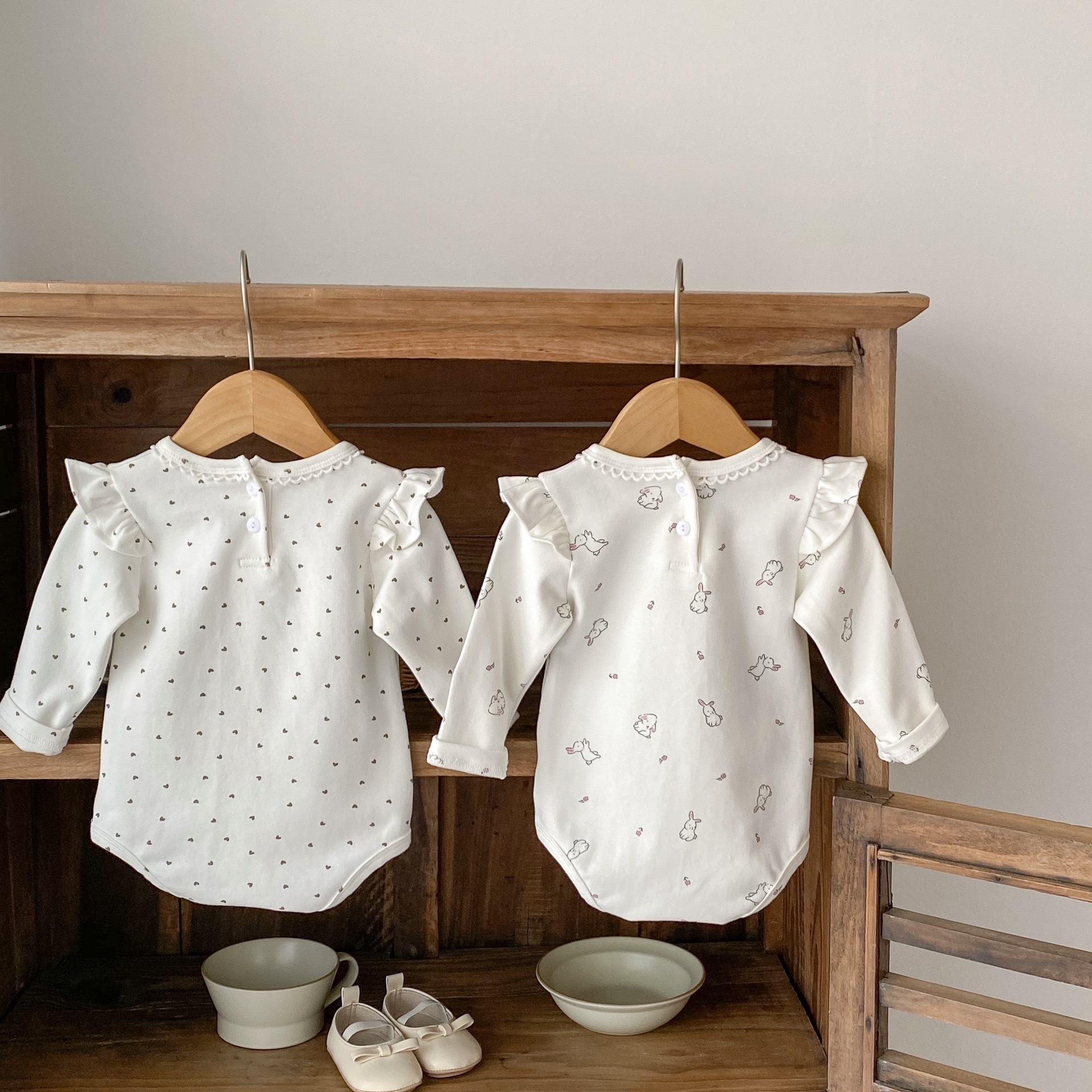 2024 Frühling 0-3 Jahre alte weibliche Baby gedruckt kleine fliegende lange Ärmel Ha Taschen Hintern Overall Crawler Kleidung_voghion.com