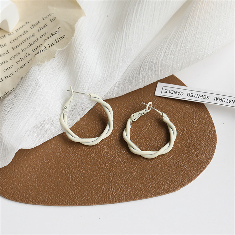 Wholesale Jewelry Korean Geometric Circle Twist Earrings Nihaojewelry display picture 2