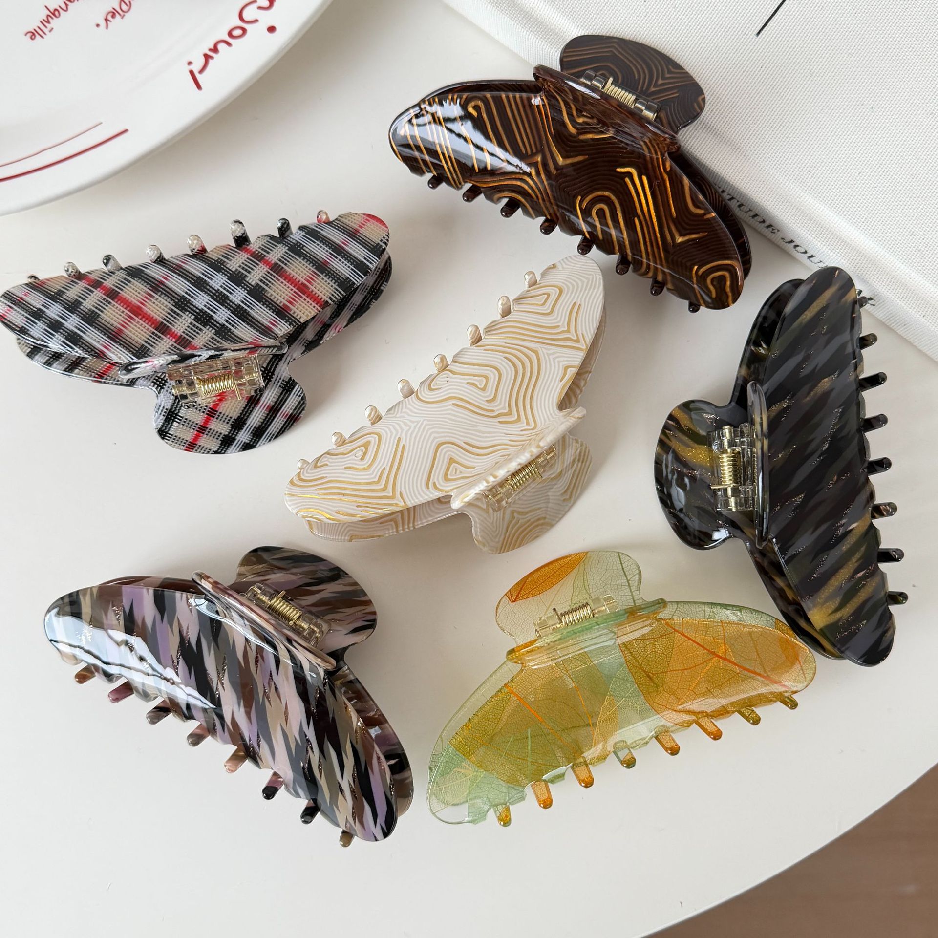 Retro Luxury Hair Clip with Geometric Patterns and Leaf Vein Texture Design, Large Claw Clip for Updos, Shark Clip