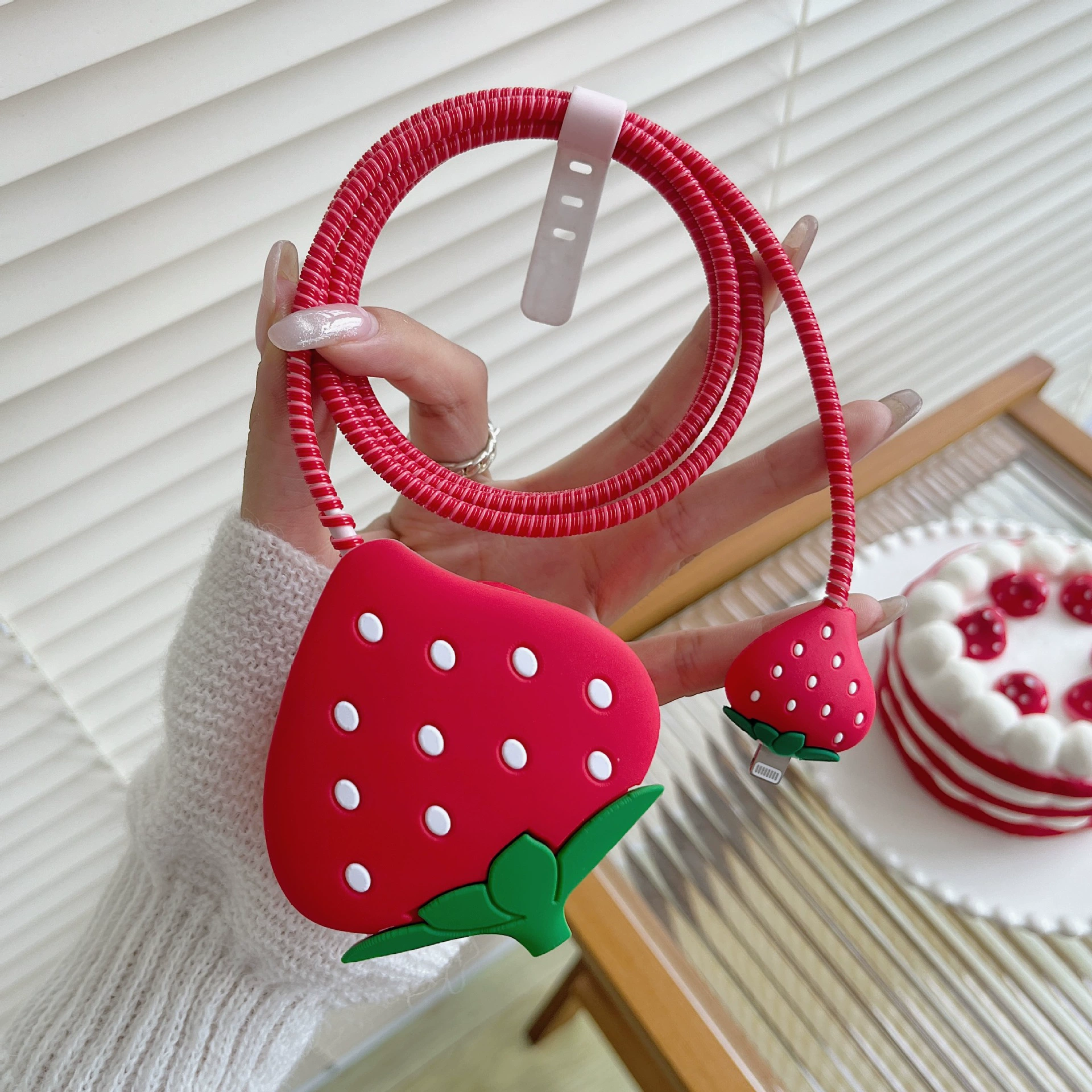 Защитный чехол для электроприбора красной клубники подходит для трехконтактного защитного чехла для зарядной головки Apple британского стандарта мощностью 25 Вт, предотвращающего повреждение.