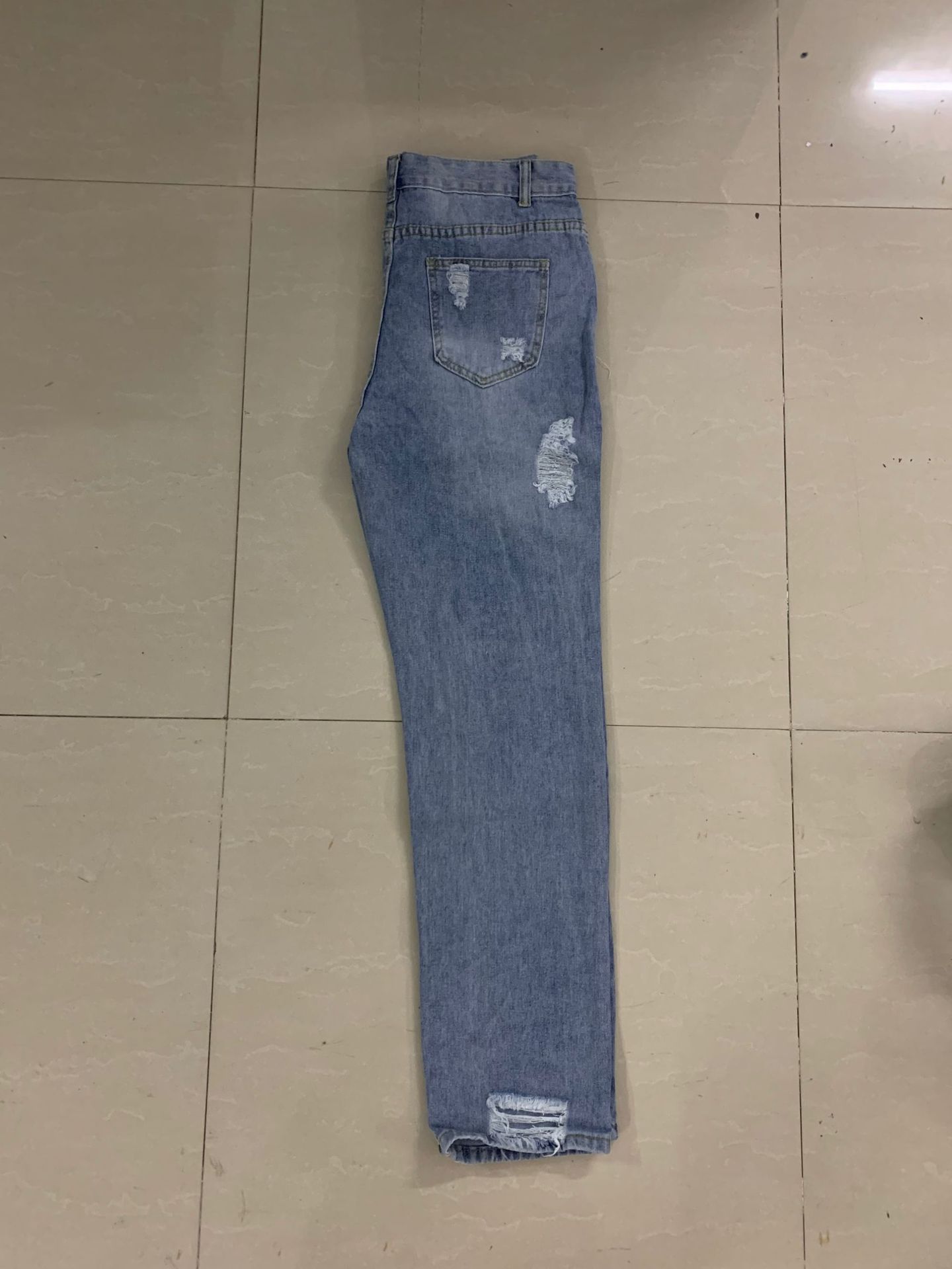 Jeans de pernera recta rasgados con agua lavada NSJRM72194