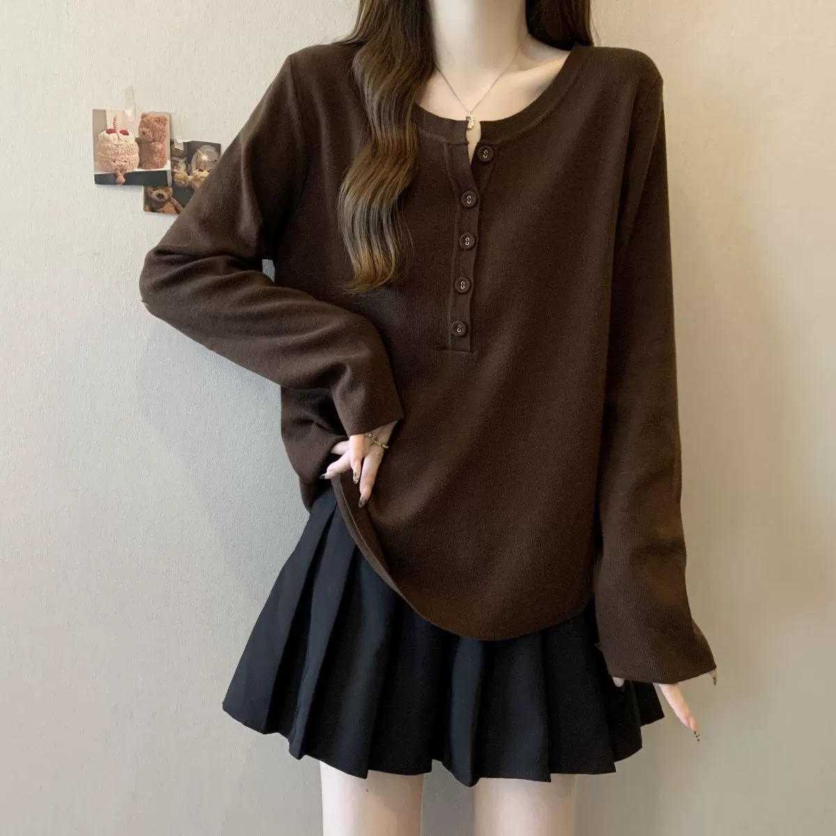 Новая свободная облегающая базовая рубашка больших размеров с длинным рукавом и стильным воротником-стойкой на пуговицах для ранней осени 2026 года.