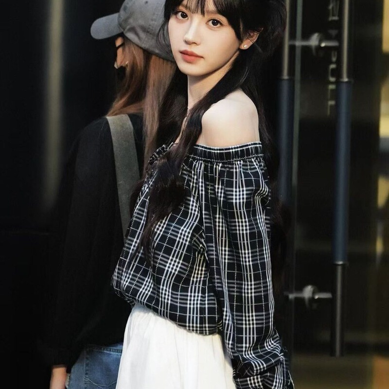 Tian Xivi's Same Style Black and White Plaid Off-Shoulder Shirt for Women, 2026 Autumn Loose-Fitting Slimming Design Top