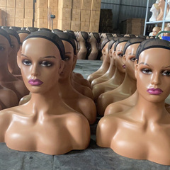 メーカー卸売りかつらの頭の型は欧米の大きい双の肩幅の女性の頭の型のショーウインドーの帽子の耳飾りの展示の道具を支えます。