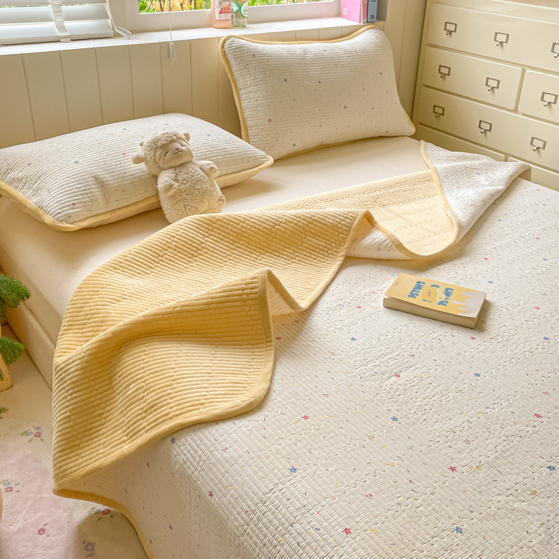 Nube de bebés cubierta de cama de terciopelo conjunto de tres piezas de otoño y invierno doble cara gruesa cuatro estaciones de algodón de algodón universal personalizado cama doble