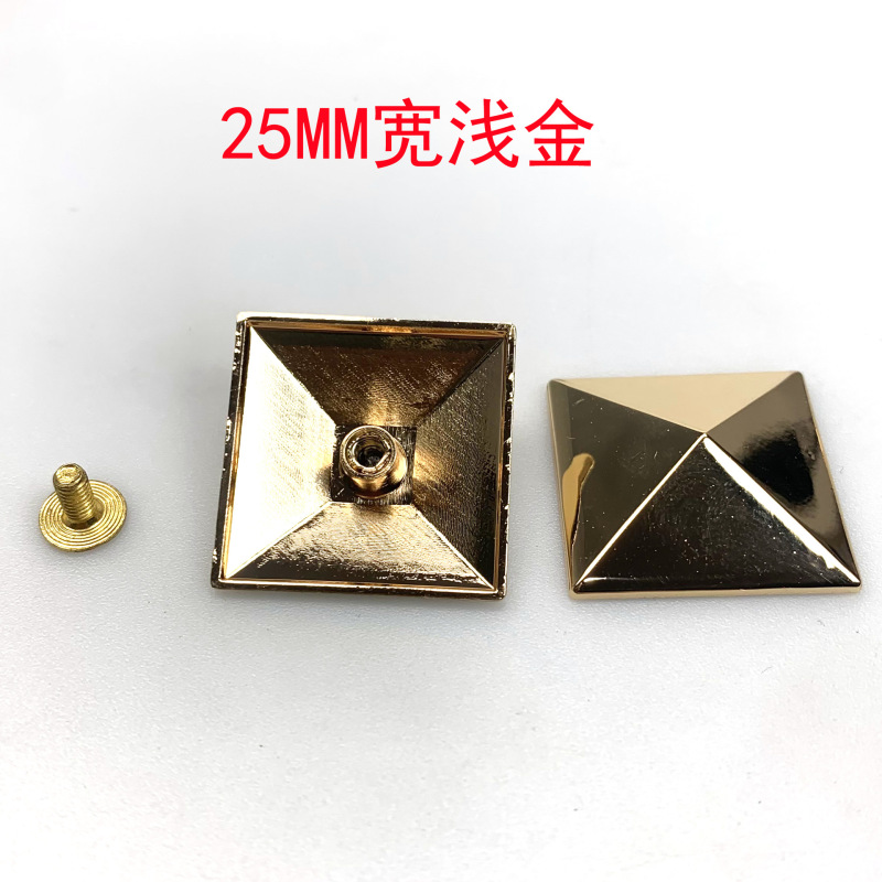 広州の商品の供給源の金属の四方の先はリベットのピラミッドの方にぶつかってねじの低い身にぶつかります。|undefined
