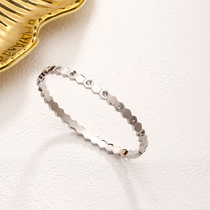 En stock fábrica directa Transfronteriza Popular electrochapado 18K pulsera de acero de titanio femenina personalidad no se desvanece moda nicho moda