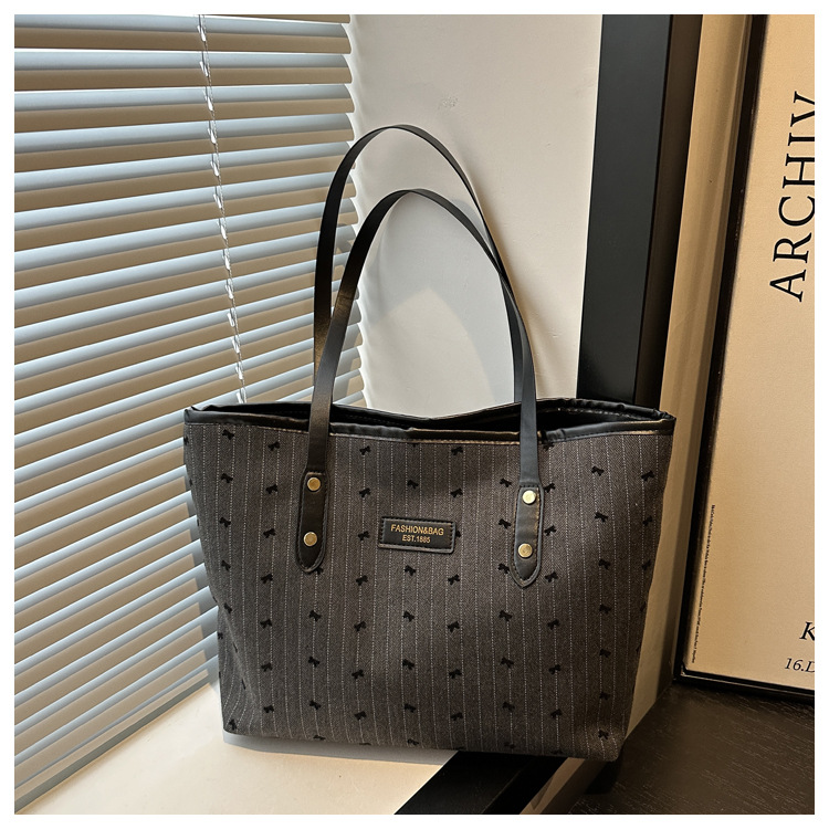 Fashionable large-capacity tote bag for women, new autumn 2024 collection, casual retro single-shoulder bag, commuter handbag, cross-border bag undefined