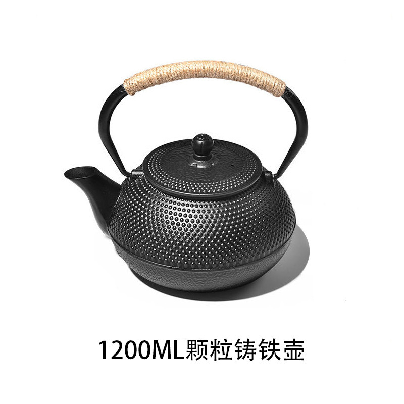囲炉裏でティーポットを煮ます。日本式のお湯でお茶を入れます。|undefined