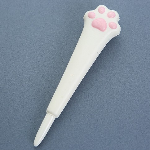 큰 흰 고양이 스크래치