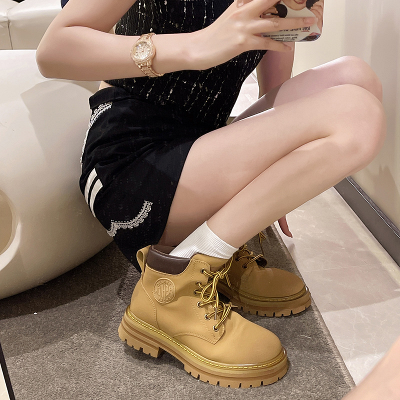 Botas de estilo británico Martin para mujeres primavera y otoño de 2025, nuevas botas de cuero de correa media de altura para mujeres