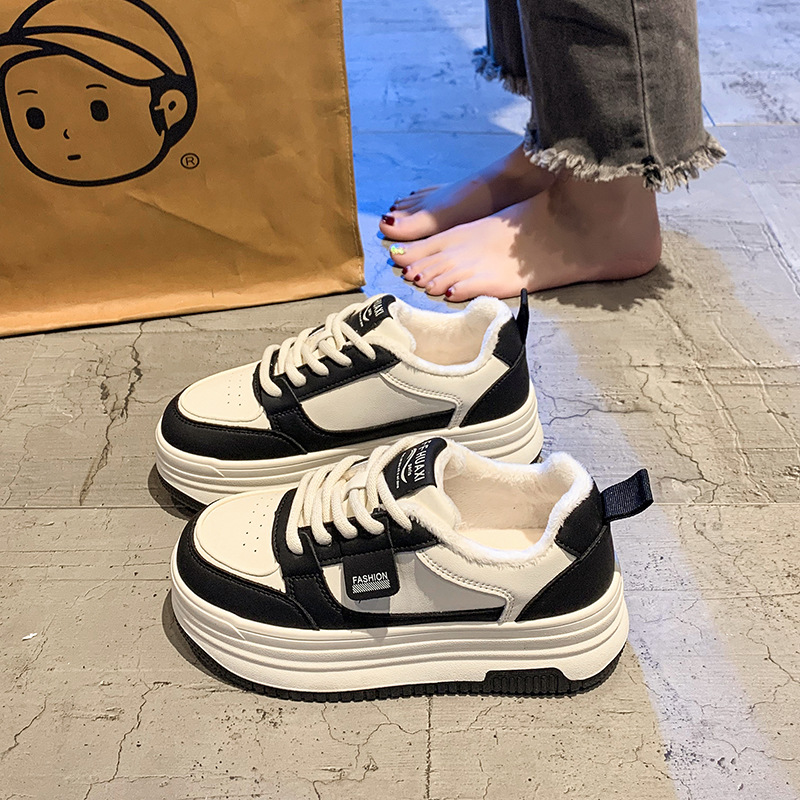 Zapatos blancos de primavera y otoño de 2024 nuevas zapatos de skate de altura de suela gruesa, zapatos casuales muffins