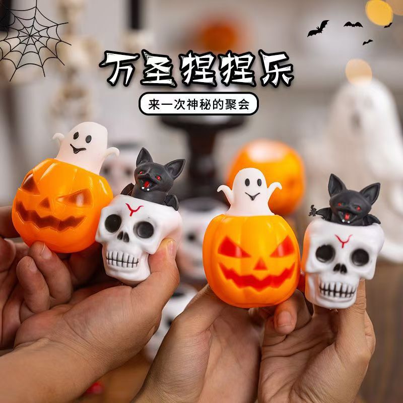 ハロウィーンの光るカボチャは杯を押して子供のおもちゃをつまんで解凍してカボチャの杯の夜市の露店の卸売りを発散します。|undefined