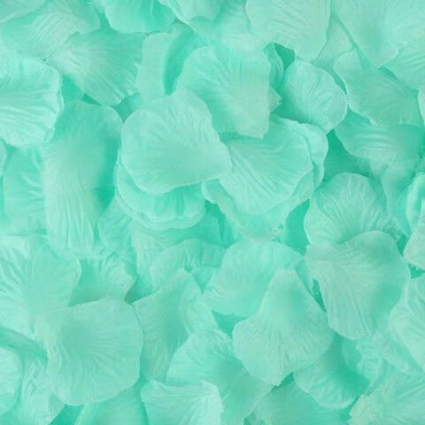花びらの結婚式の結婚部屋にバラの花びらの結婚祝い用品のロマンチックな雰囲気をシミュレーションします。|undefined