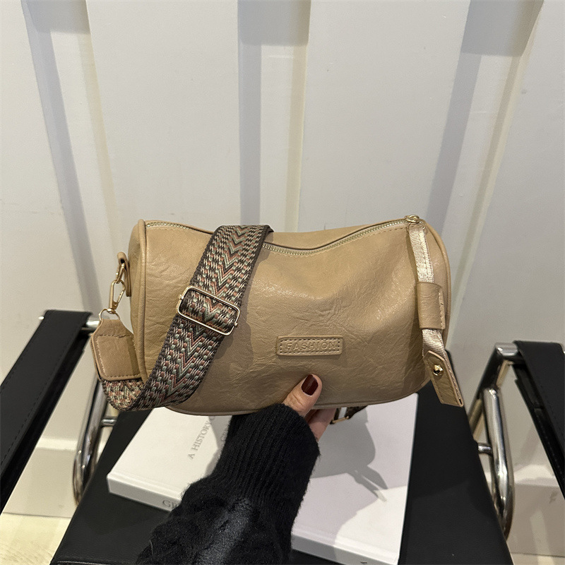 2024 nuevo estilo europeo y americano de moda retrógrada de una sola habitación bolsos de tramo oblíquo de textura alta mujer banda ancha nicho bolsos de Boston