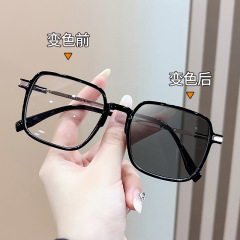 2055調光老眼鏡 男女兼用 韓国風 大きめフレーム フラットフレーム 中高年向け グレーに変化するブルーライトカットメガネ