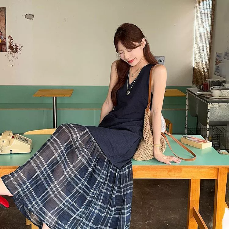 Женское клетчатое платье без рукавов из двух частей во французском стиле, новый летний нишевый минималистичный стиль, подходящий для поездок на работу, длинное платье с V-образным вырезом.